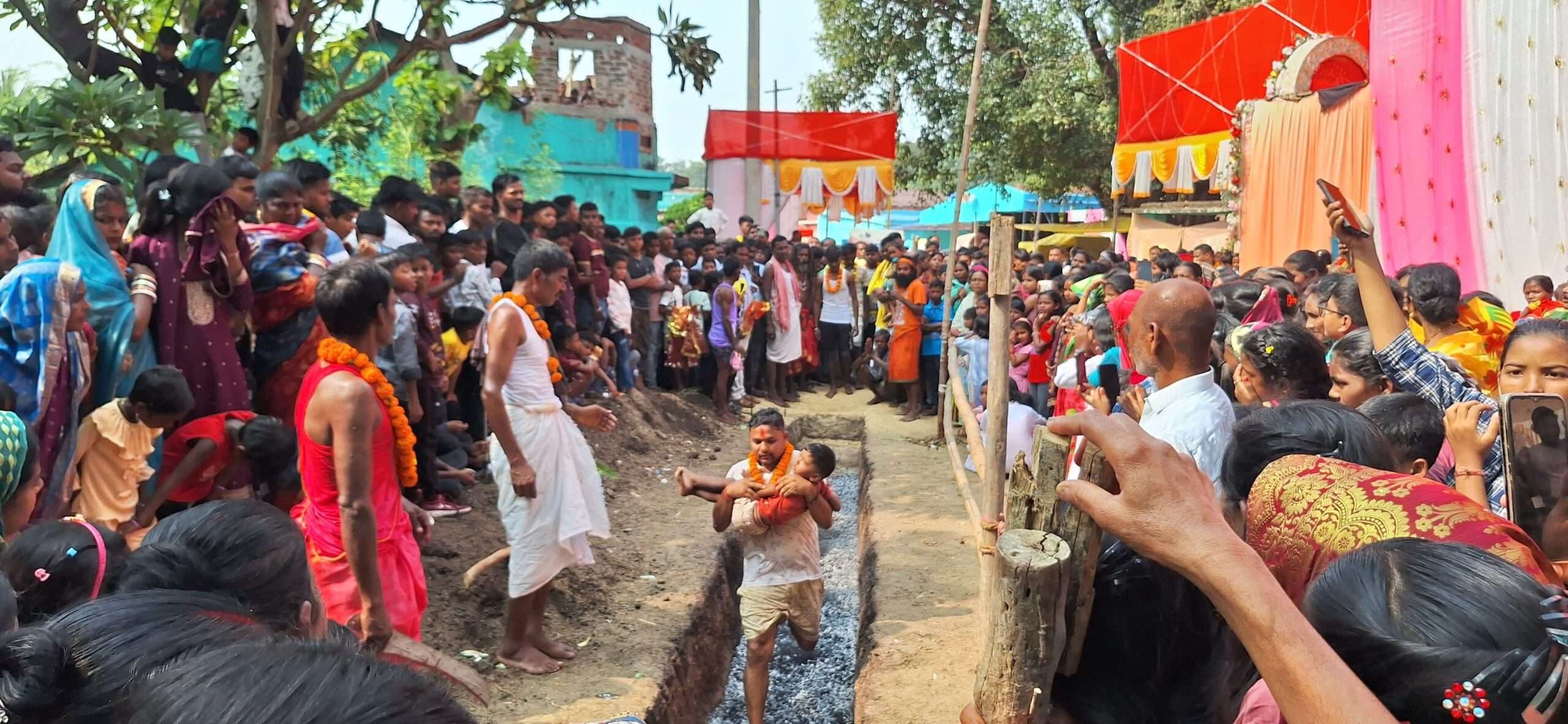 Chaibasa News : 80 भक्तों ने आग पर चल दिखायी हठभक्ति