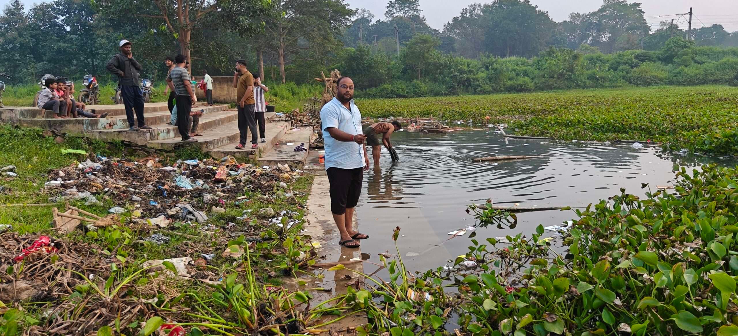 Chaibasa News : घाट का हाल बेहाल, गंदे पानी में व्रती कैसे देंगे अर्घ