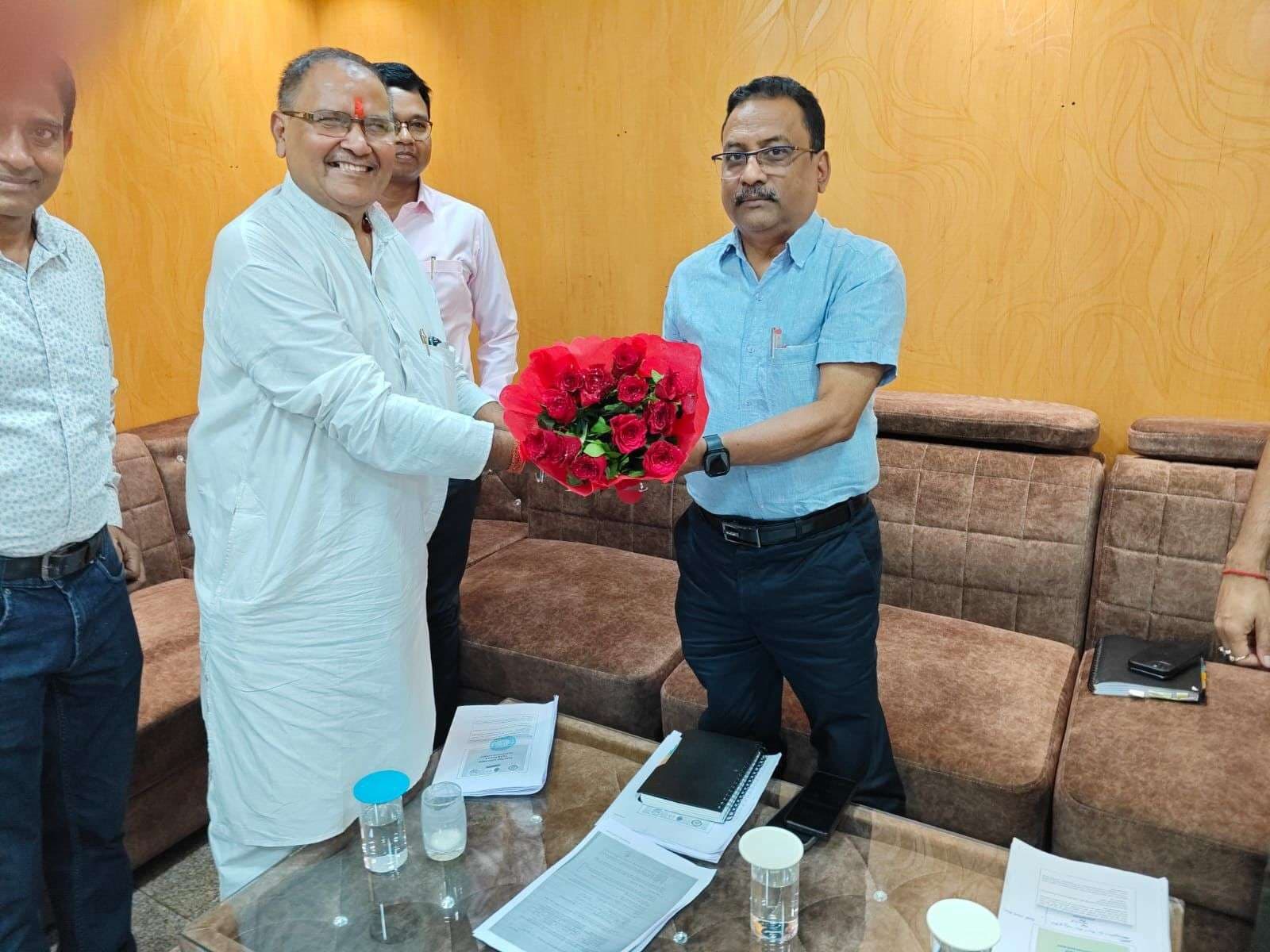 Chaibasa News : दक्षिण पूर्व मेंस कांग्रेस के जीएस ने पीसीइइ को सौंपा पांच सूत्री मांगपत्र