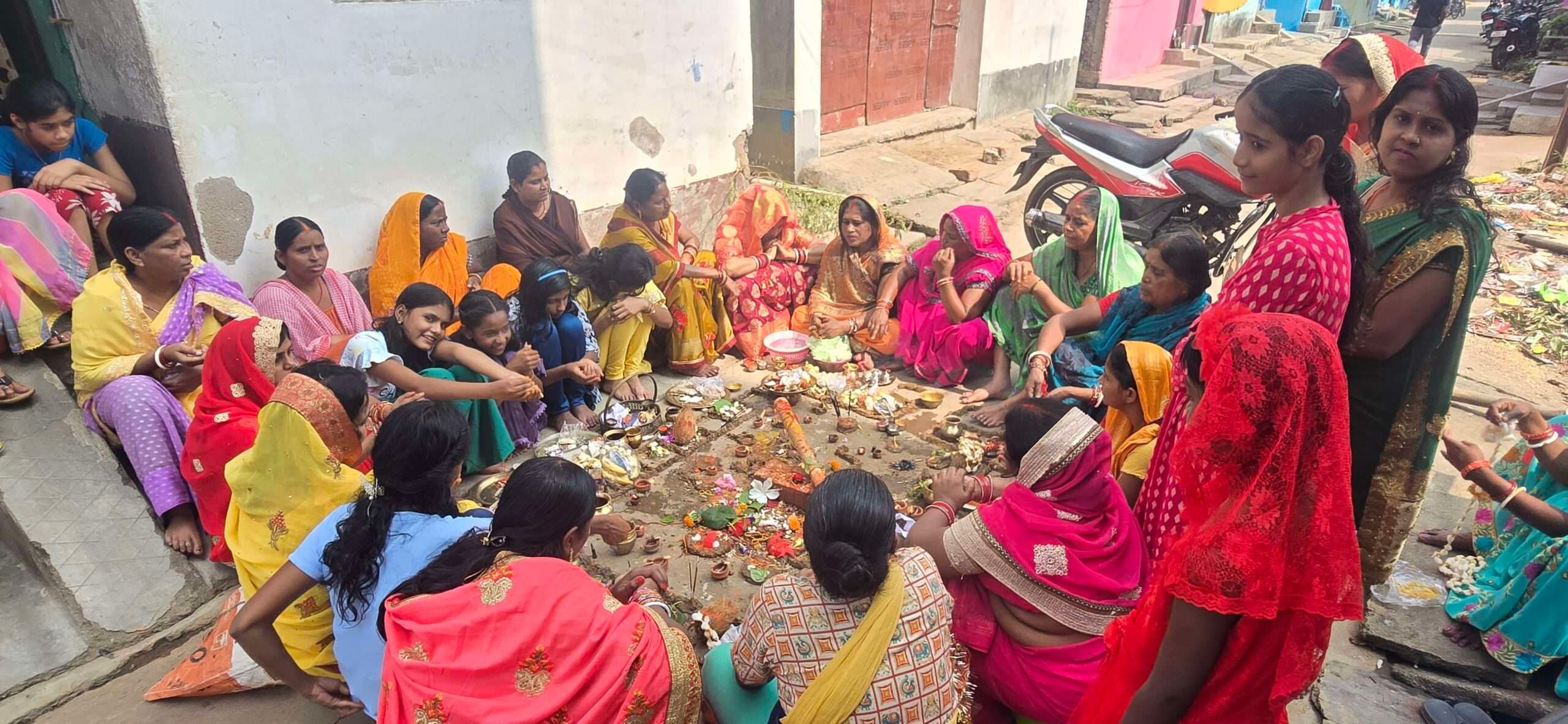 Chaibasa News : बहनों ने माथे पर तिलक लगा भाइयों की लंबी उम्र मांगी