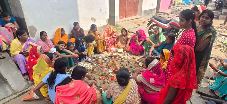 Chaibasa News : बहनों ने माथे पर तिलक लगा भाइयों की लंबी उम्र मांगी