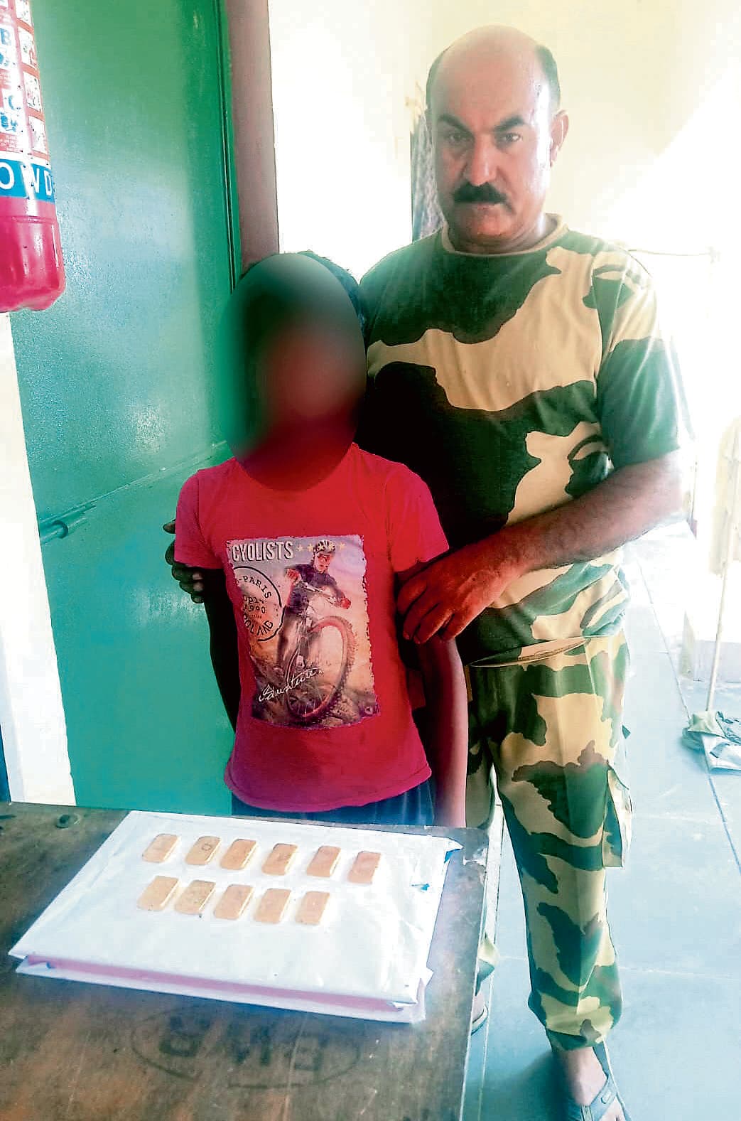 बीएसएफ ने 1.64 करोड़ का सोना समेत बच्चे को पकड़ा