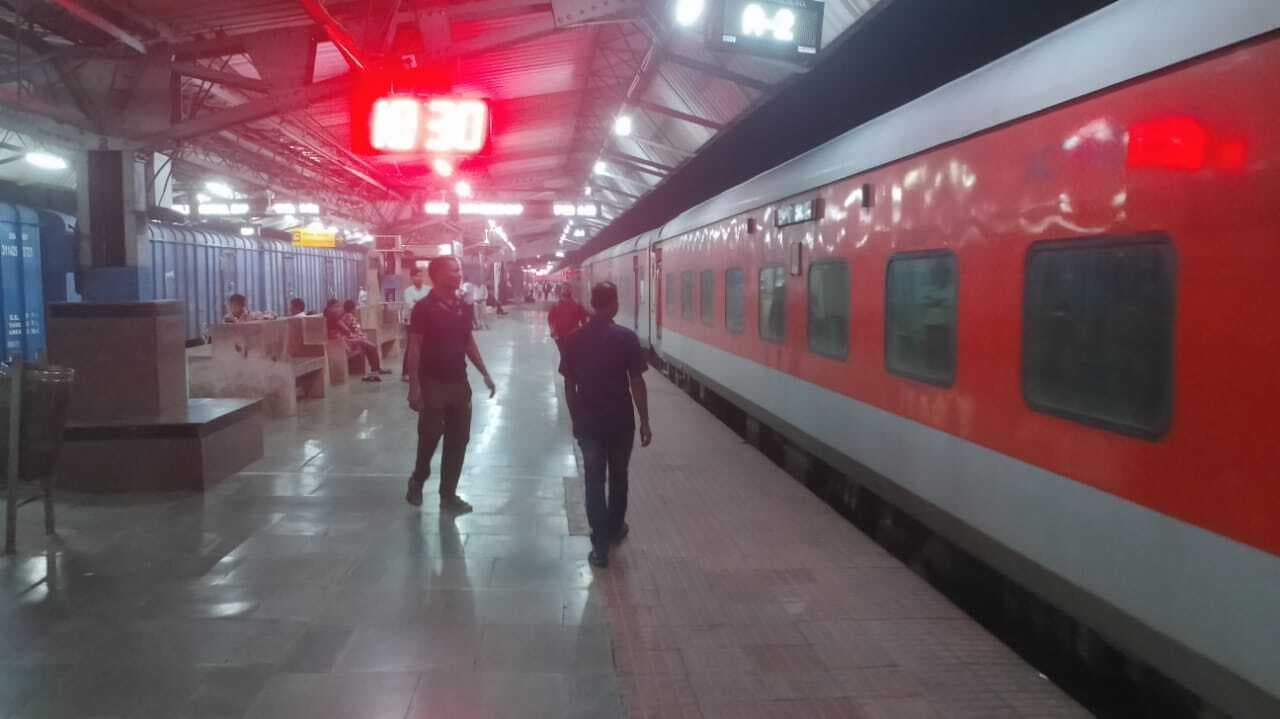 Chaibasa News : छठ पर्व पर यात्रियों की भीड़ संभालने में जुटा रेल प्रशासन, वाररूम से निगरानी