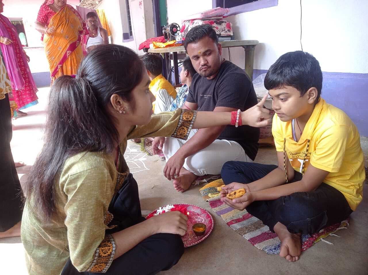 बहनों ने भाइयों के माथे पर तिलक कर लंबी उम्र की कामना की