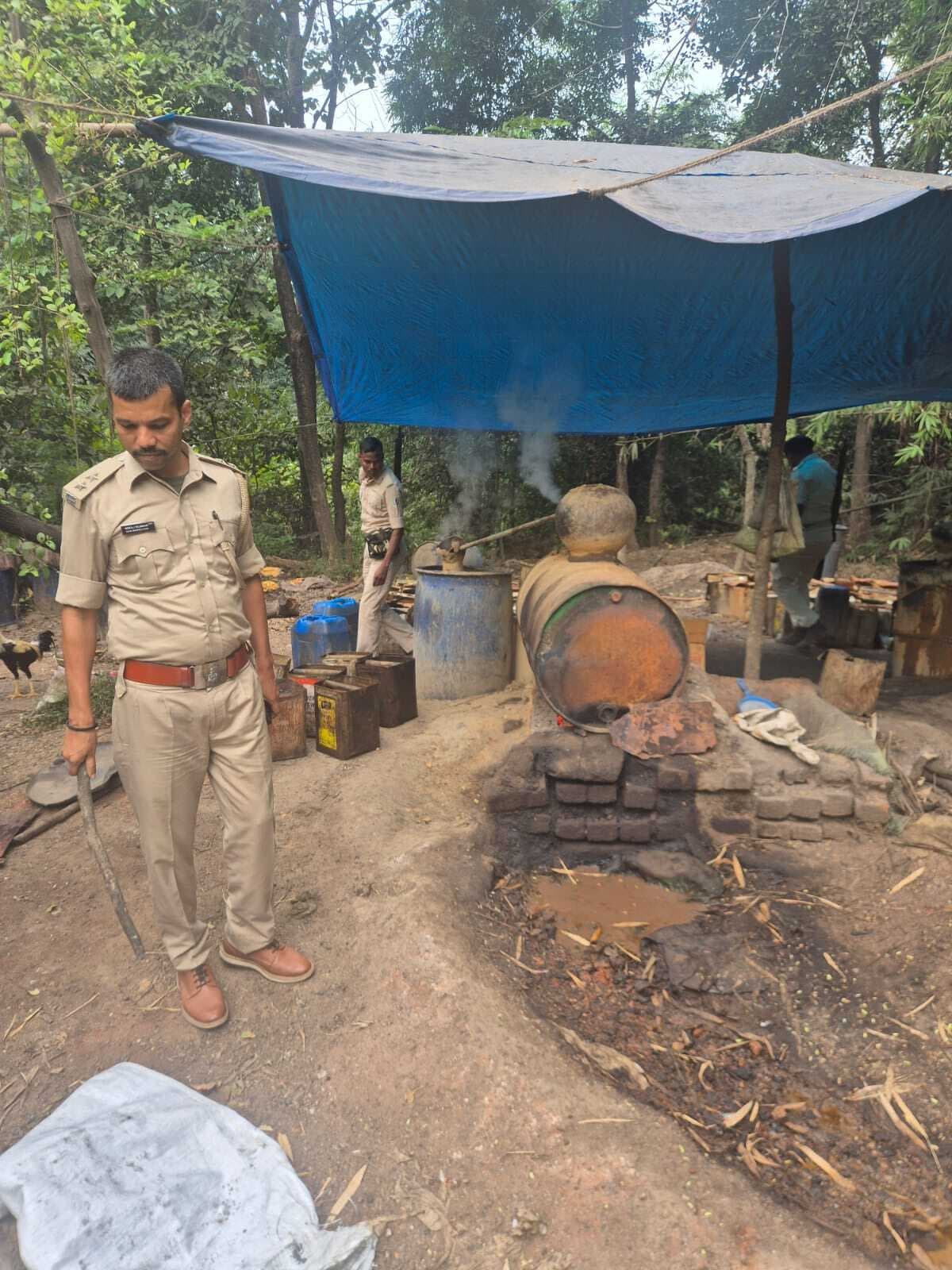 Seraikela Kharsawan News : राजनगर : पुलिस ने भट्ठी तोड़ी, 50 लीटर शराब जब्त