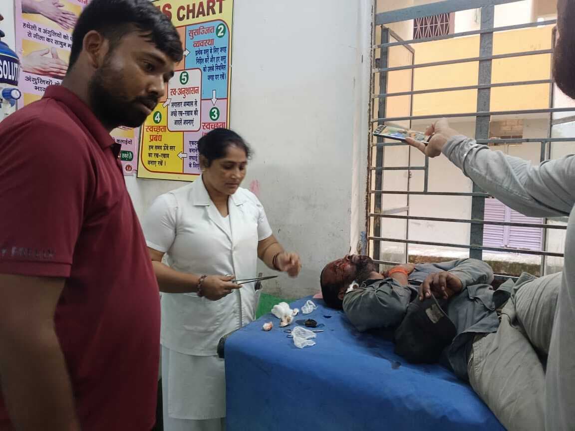 तेज रफ्तार बाइक अनियंत्रित होकर पेड़ से टकराई, दो जख्मी