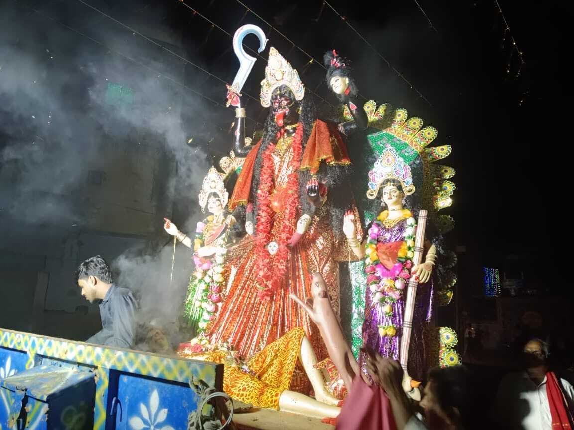 भक्ति भाव के साथ मां काली की प्रतिमाओं का हुआ विसर्जन