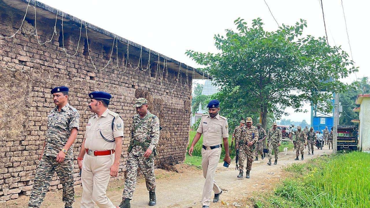 नक्सल क्षेत्र में अर्धसैनिक बलों के साथ चलाया सर्च ऑपरेशन