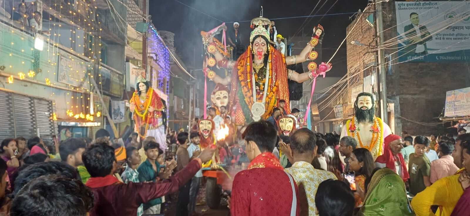 धूमधाम के साथ निकली बम काली की प्रतिमा विसर्जन शोभायात्रा, उमड़ी भीड़