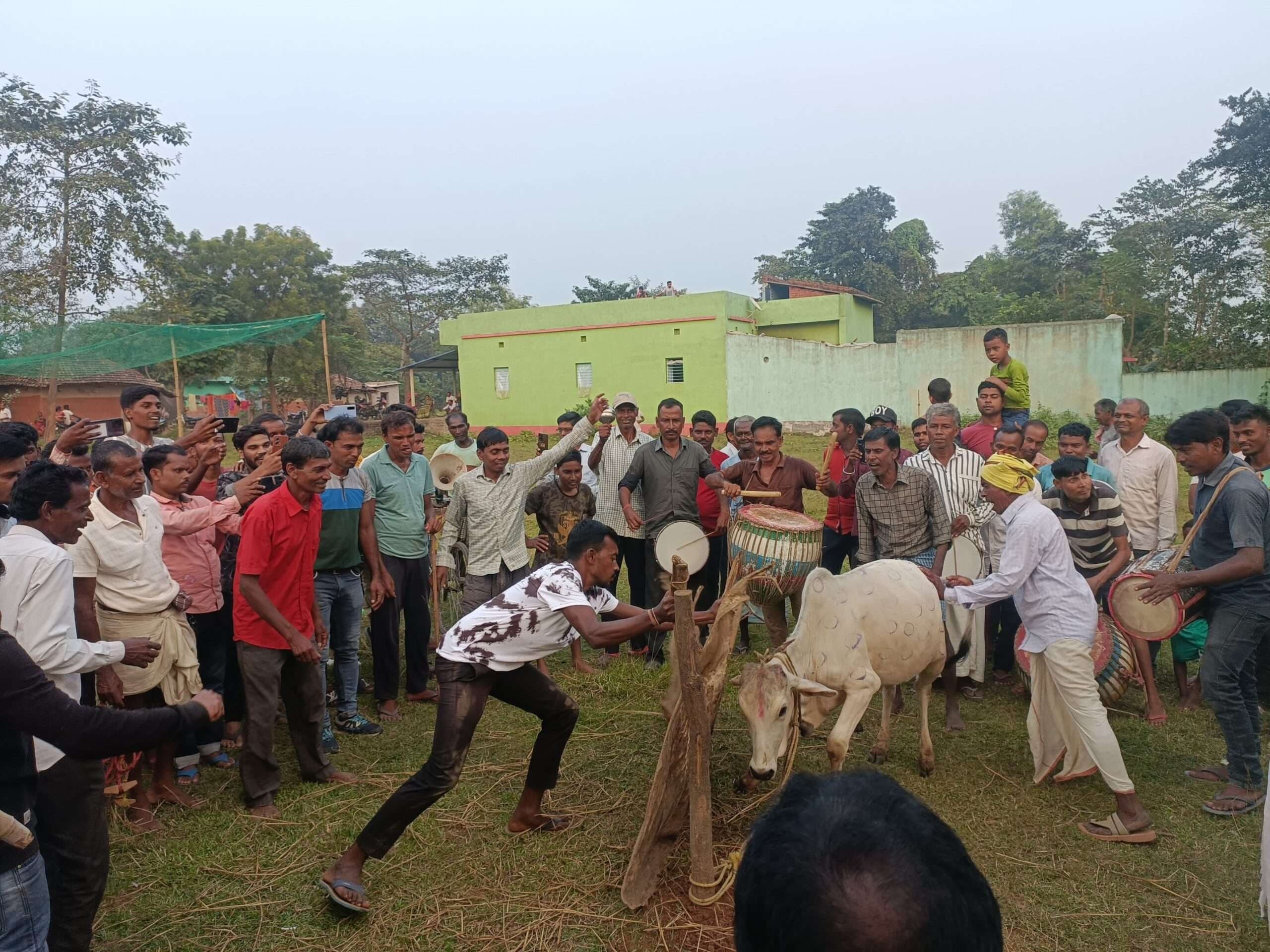 East Singhbhum News : पशुओं को खूंटे में बांधकर दिया आत्मरक्षा का प्रशिक्षण