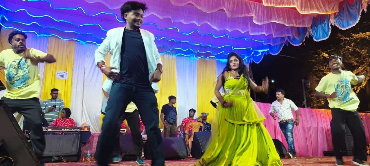 East Singhbhum News : झुमुर सम्राट कुंदन के गीतों व नृत्य पर झूमे श्रोता