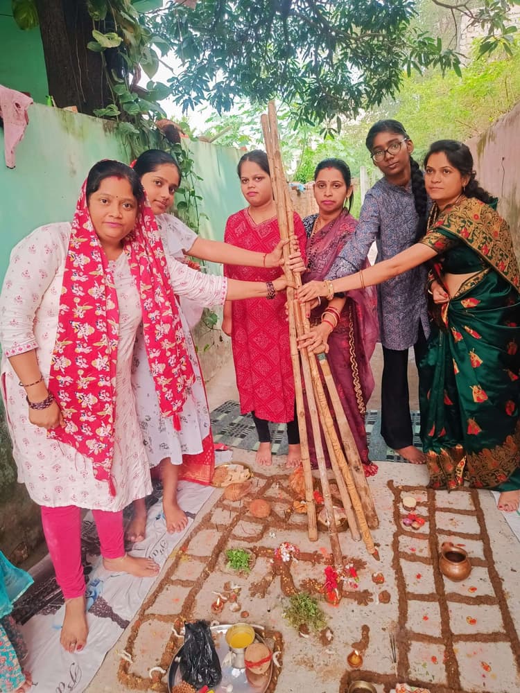 Dhanbad News: बहनों ने कूटा गोधन, भाई की लंबी उम्र का मांगा आशीर्वाद