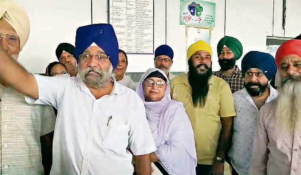 Jamshedpur News : सेंट्रल गुरुद्वारा कमेटी ने रेलवे स्टेशन पर किया जोरदार प्रदर्शन