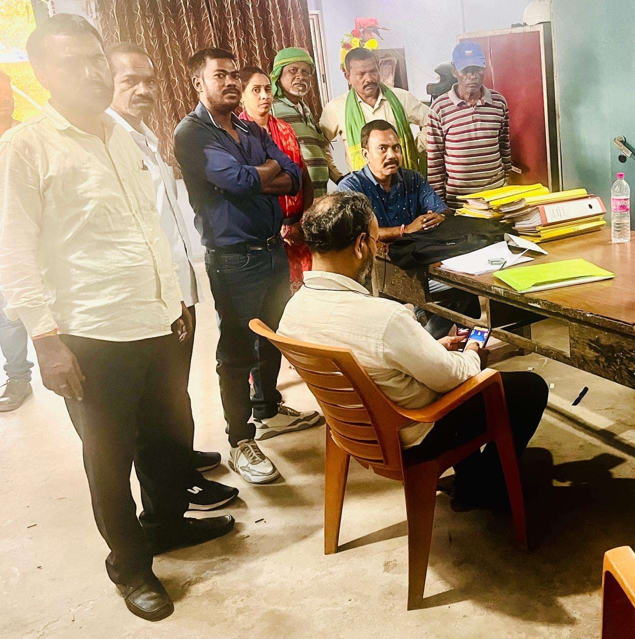 Jamshedpur News : झामुमो नेताओं की पहल से मजदूर को मिला बकाया वेतन