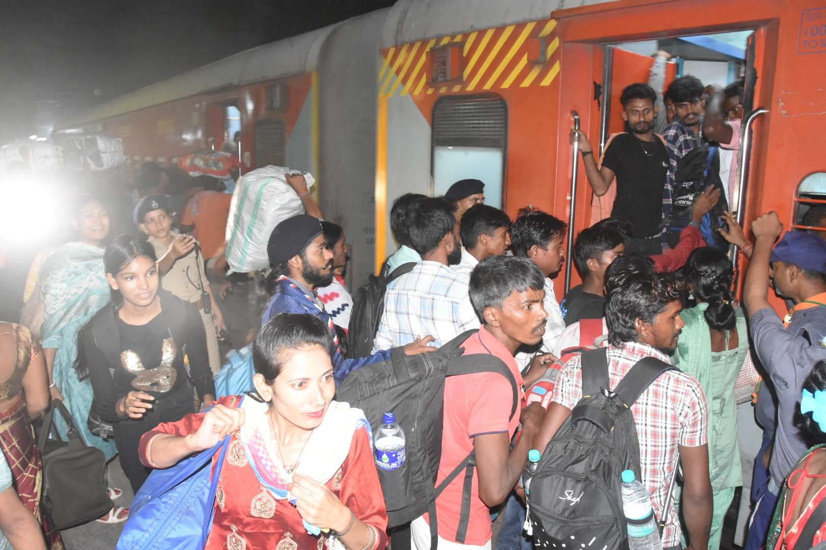 Dhanbad News: लूप लाइन में खड़ी गंगा दामोदर एक्सप्रेस पर यात्रियों ने किया कब्जा