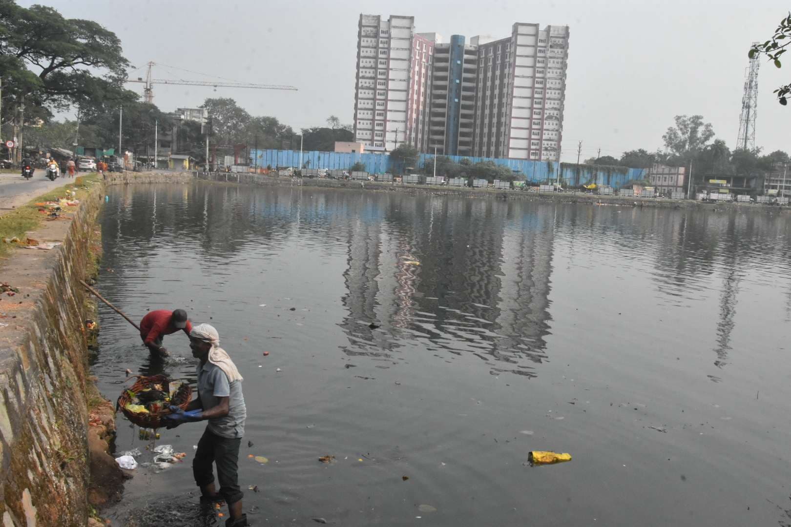 Dhanbad News: प्रमुख तालाबों में सुरक्षा के लिए लगाए जायेंगे बैरिकेडिंग : नगर आयुक्त