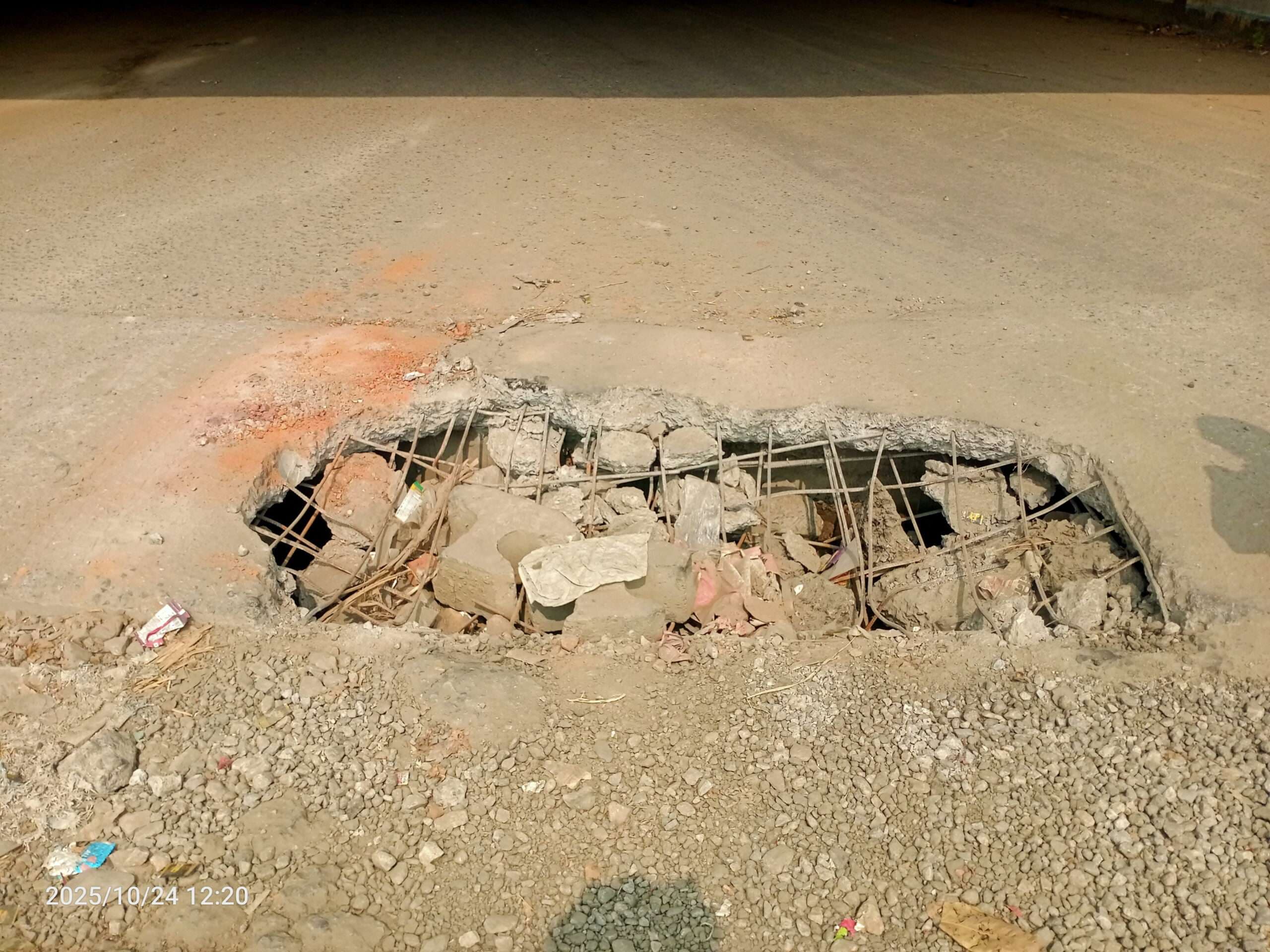 एनएच-19 की सर्विस सड़क का टूटा नाला, खतरे की आशंका