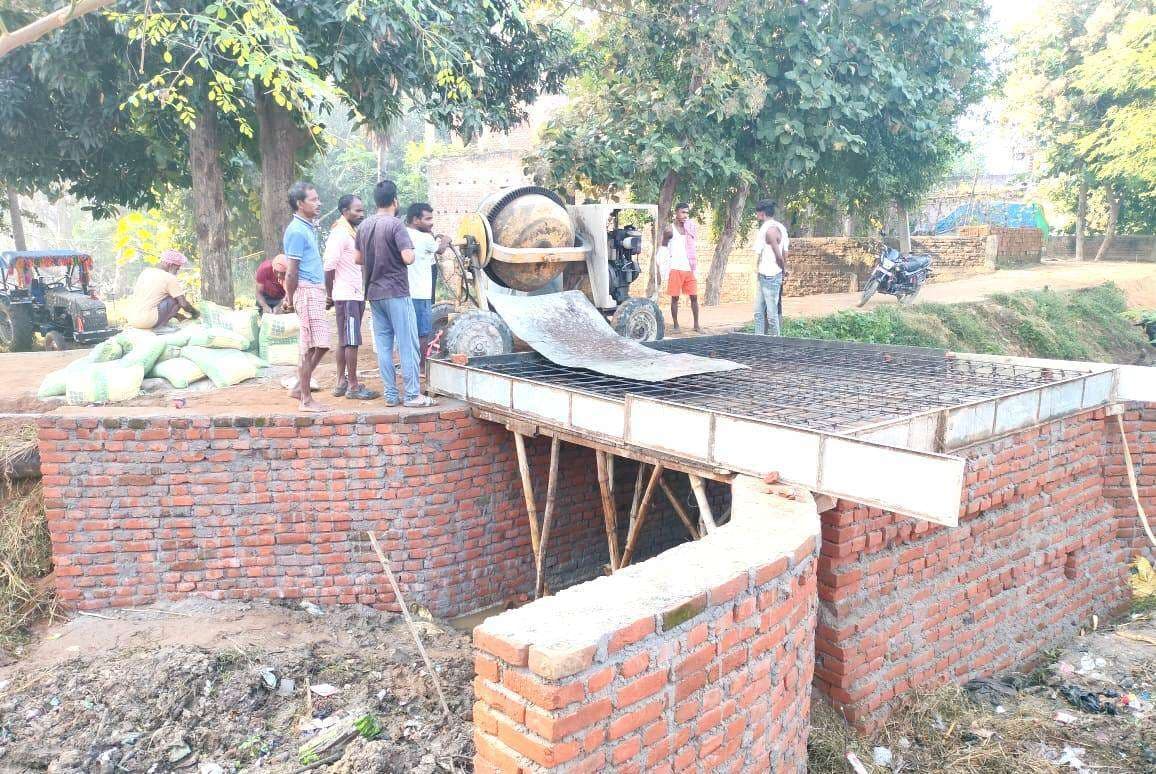ग्रामीणों ने चंदा कर नहर पर बनाया पुल