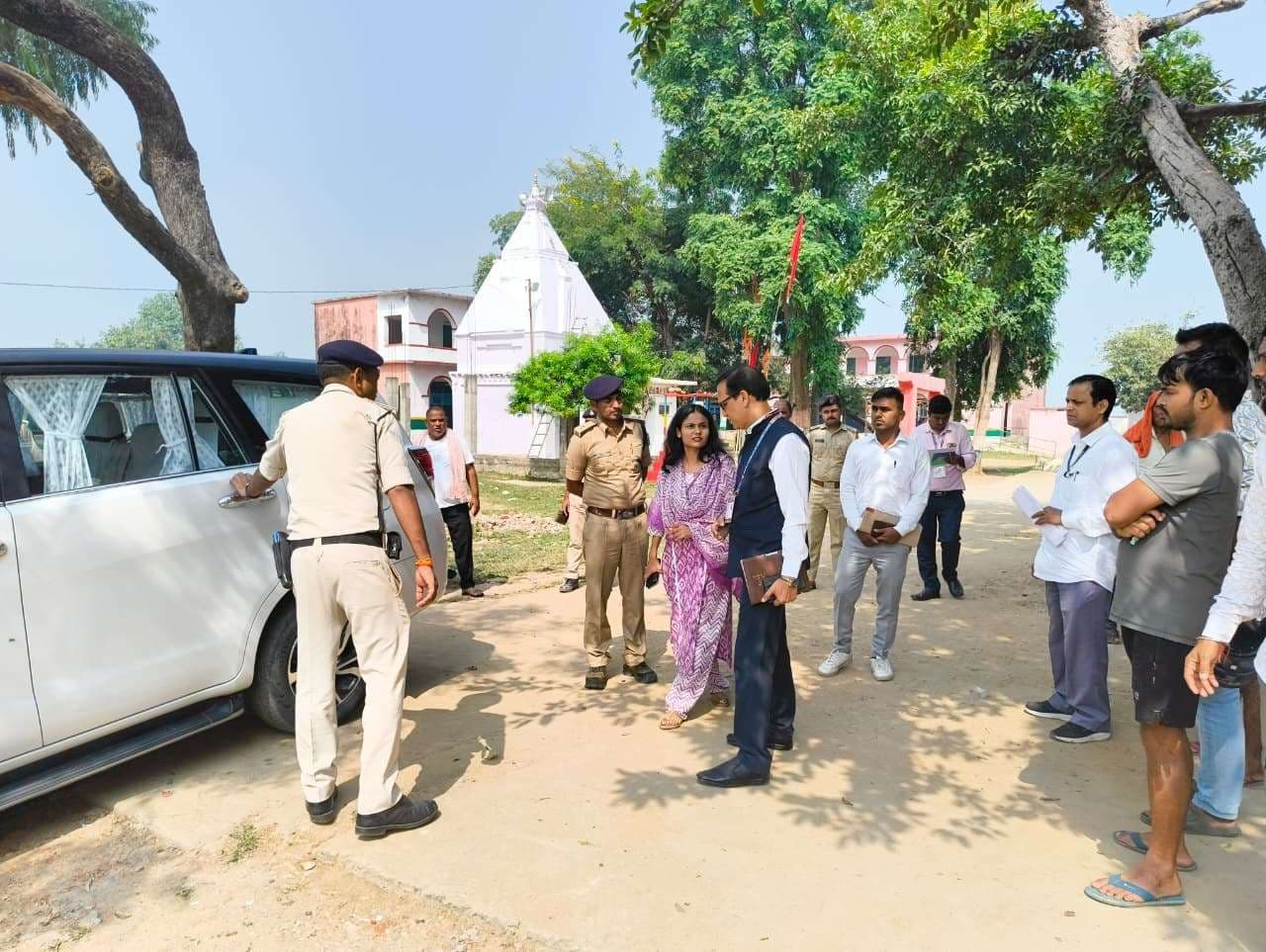 ऑब्जर्वर ने किया संवेदनशील बूथों का निरीक्षण