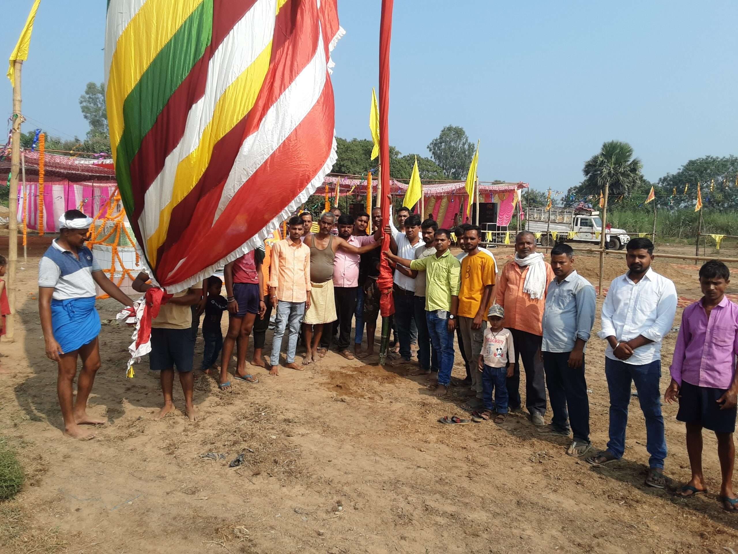 दयालगंज में काली माता की प्राणप्रतिष्ठा के लिए हुआ ध्वज पूजन