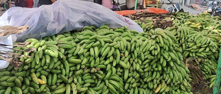 चार दिवसीय छठ महापर्व की तैयारी में जुटे लोग, पूजा सामान से सजा बाजार