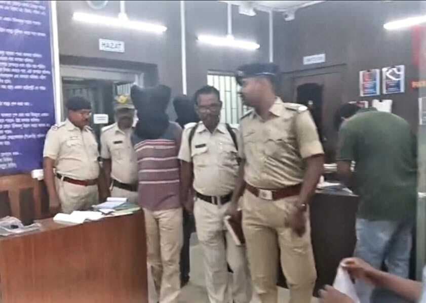 दो बैंककर्मी अवैध निकासी के आरोप में गिरफ्तार