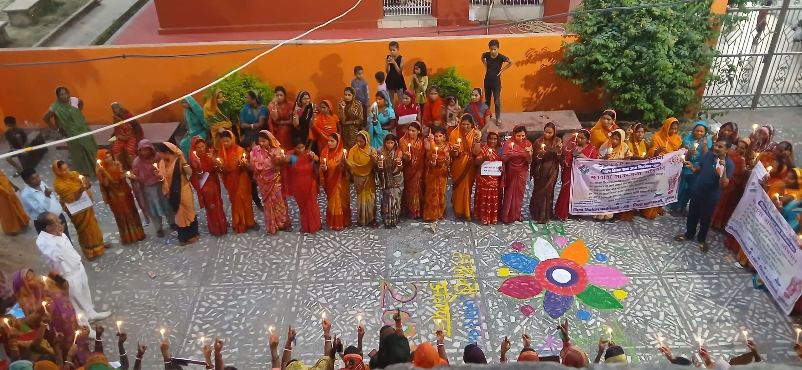 कैंडल मार्च निकाल कर जीविका दीदी ने वोटरों को किया जागरूक