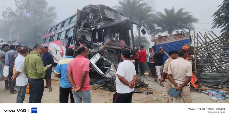 कुहासे के कारण महाराष्ट्र के श्रद्धालुओं की बस दूसरे वाहन से टकरायी, चालक की मौत, 15 घायल