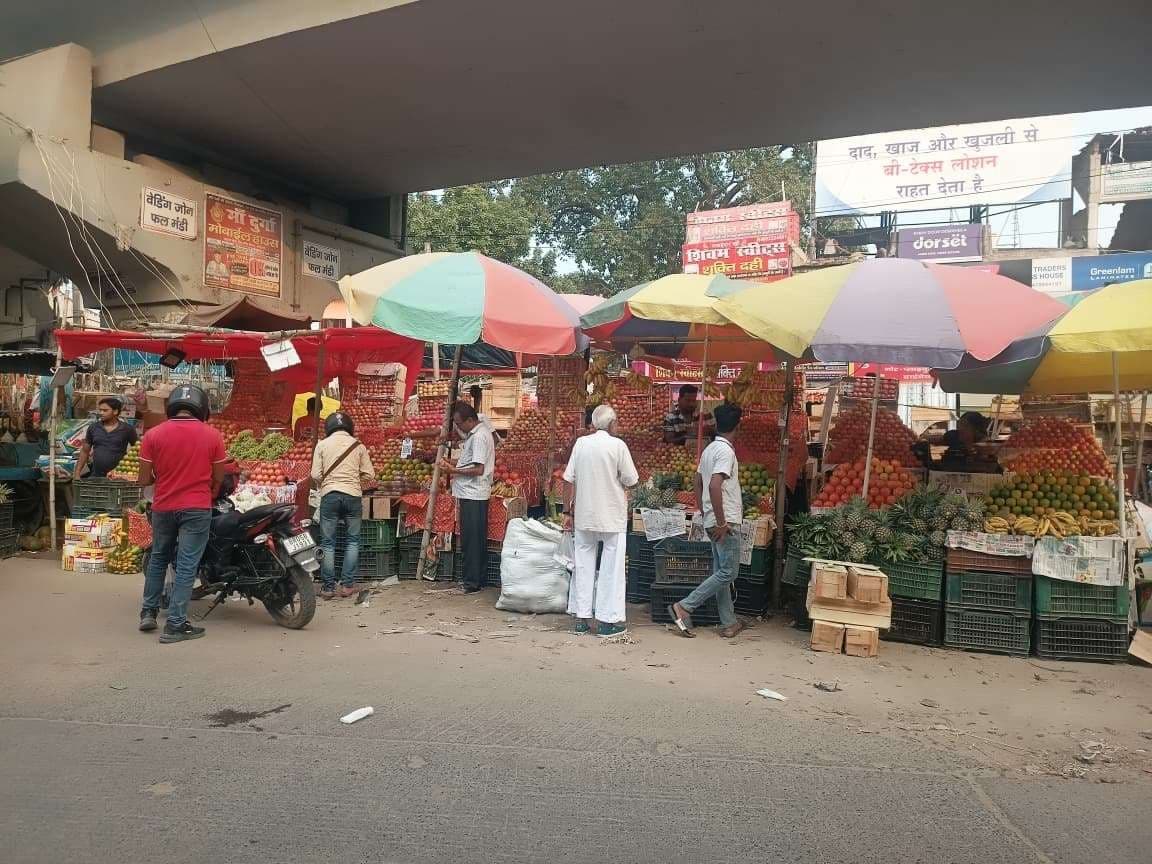 Motihari: बाजार में कश्मीर का सेव तो कोलकाता का केला बिखेर रहा खुशबू