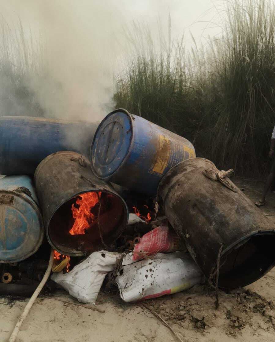 hajipur news. पुरुषोत्तमपुर दियारे में शराब की पांच भट्ठियां ध्वस्त, आरोपित फरार