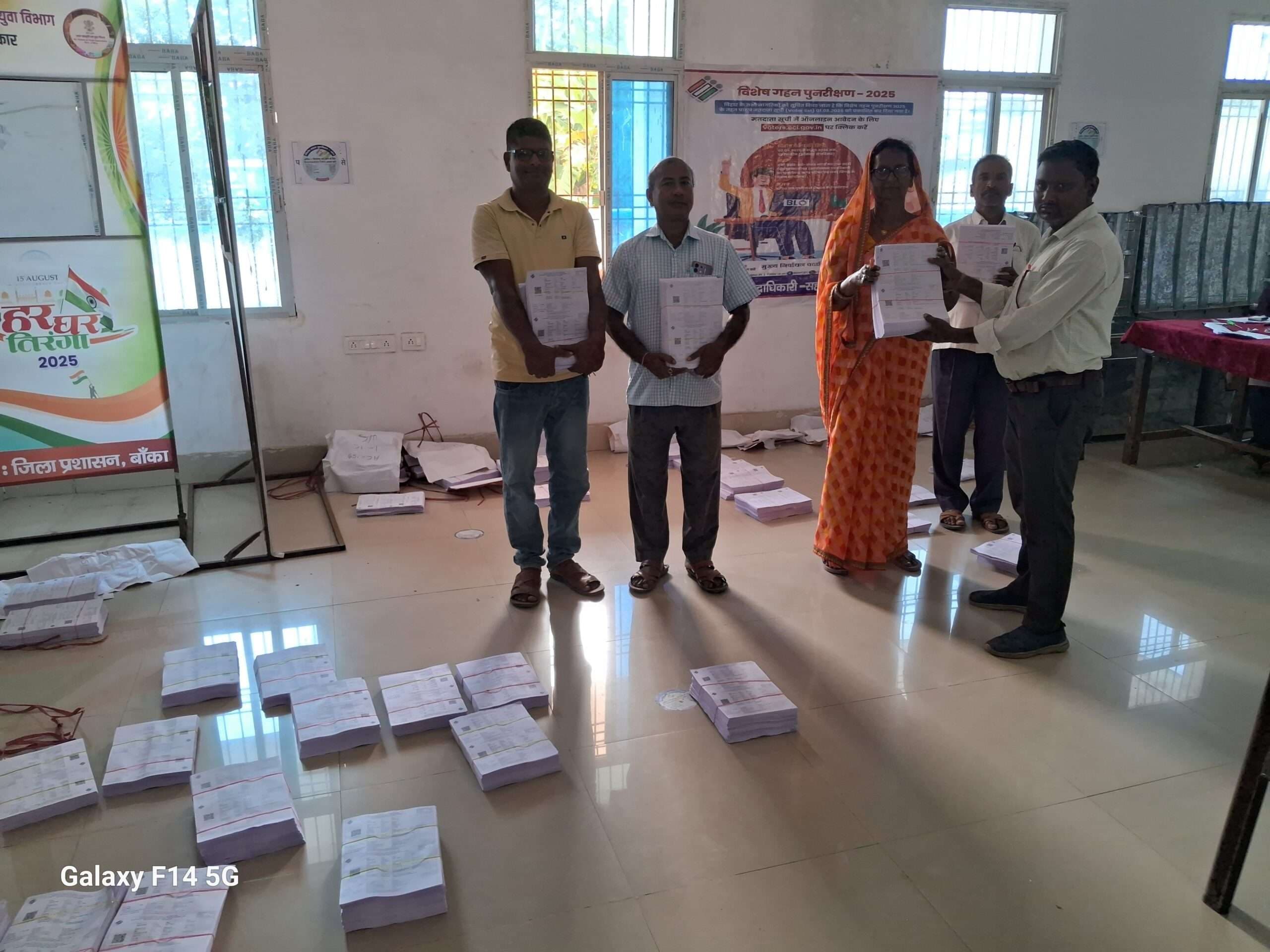 बीएलओ के बीच मतदाता पर्ची का हुआ वितरण