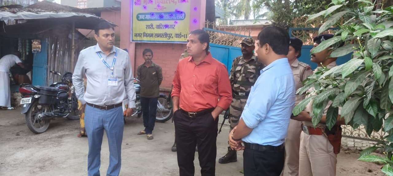 Samastipur : आब्जर्बर ने किया संदेशनशील बूथों का निरीक्षण