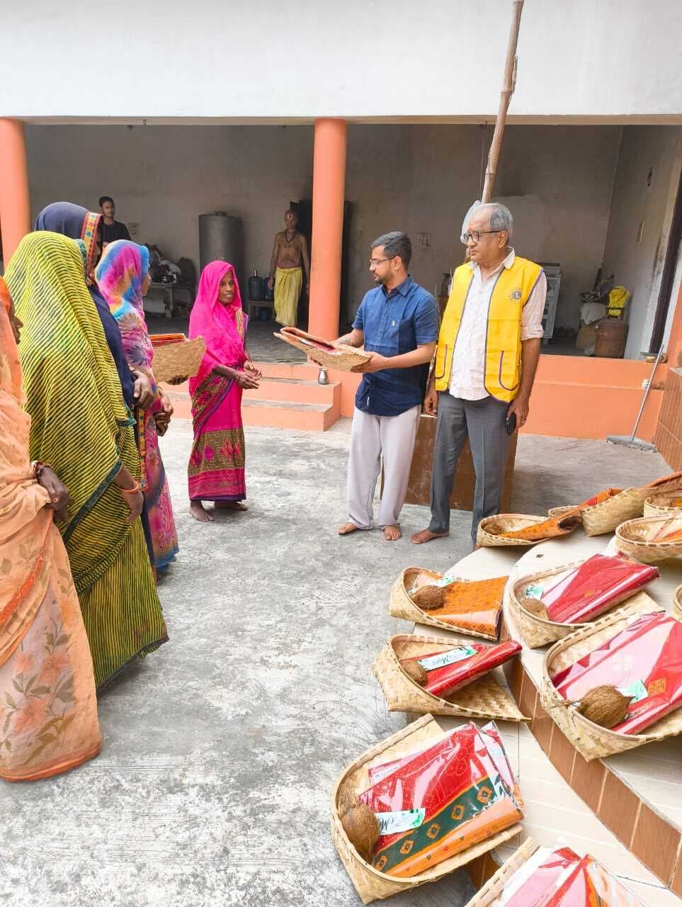 Samastipur : लायंस क्लब ने सूप, नारियल व वस्त्र का किया वितरण