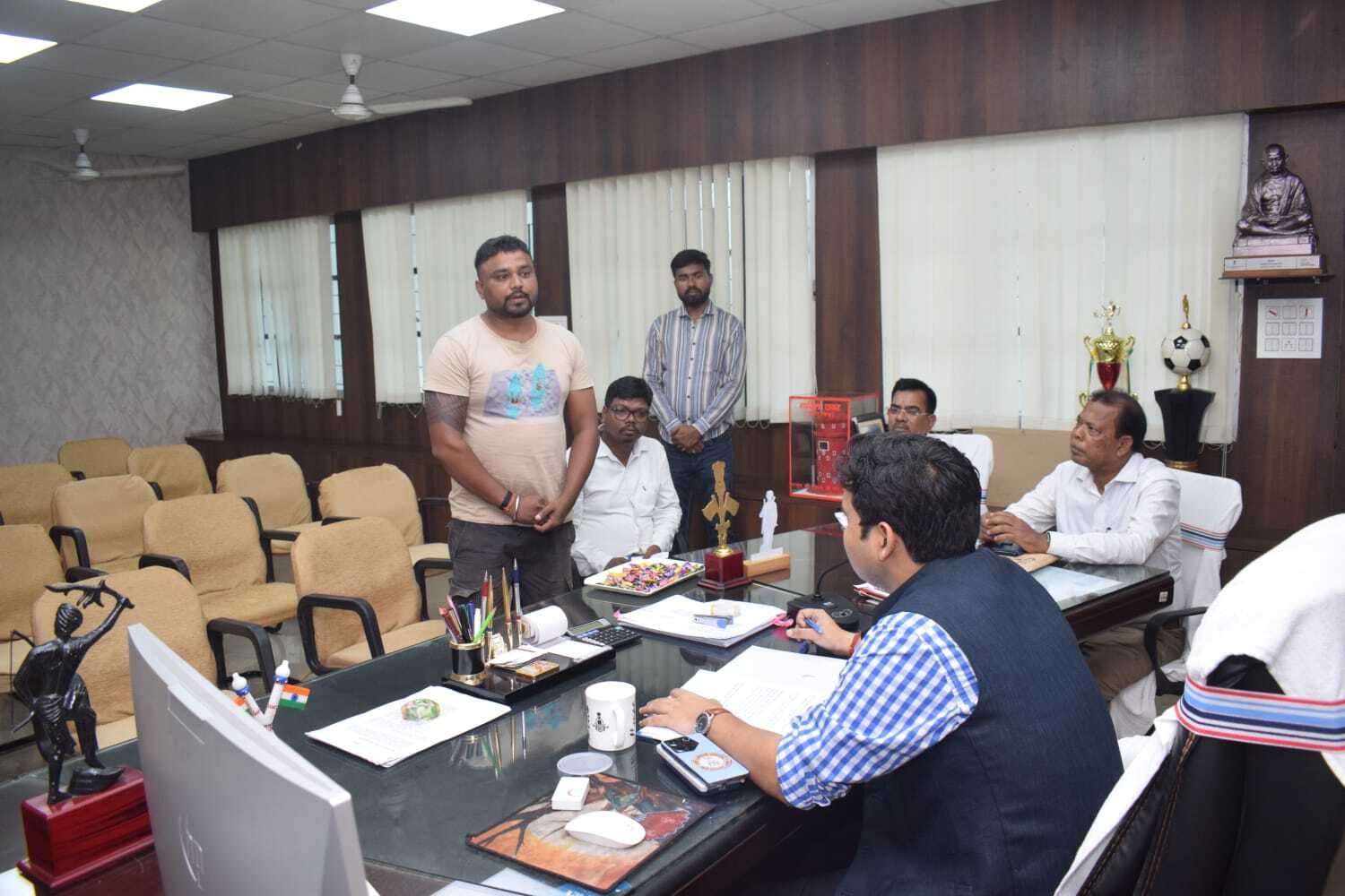 लोगों की समस्याओं से अवगत हुए डीसी