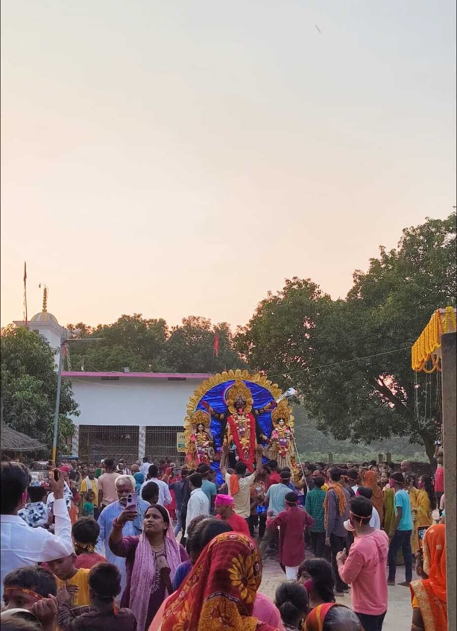 Samastipur : प्रतिमा विसर्जन जुलूस में उमड़ी श्रद्धालुओं की भीड़