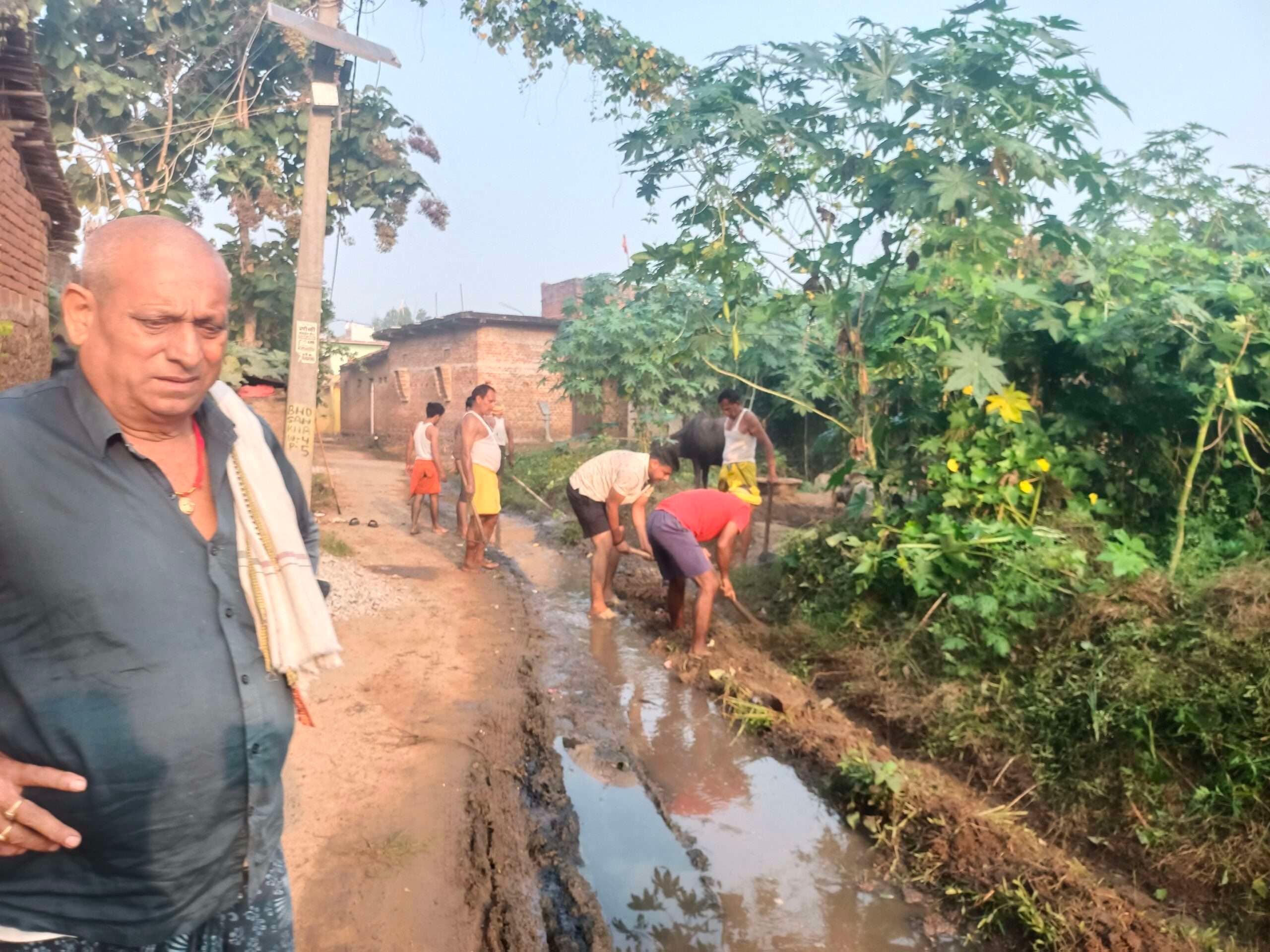 ग्रामीणों ने श्रमदान से की घाटों तक जानेवाले रास्ते की सफाई