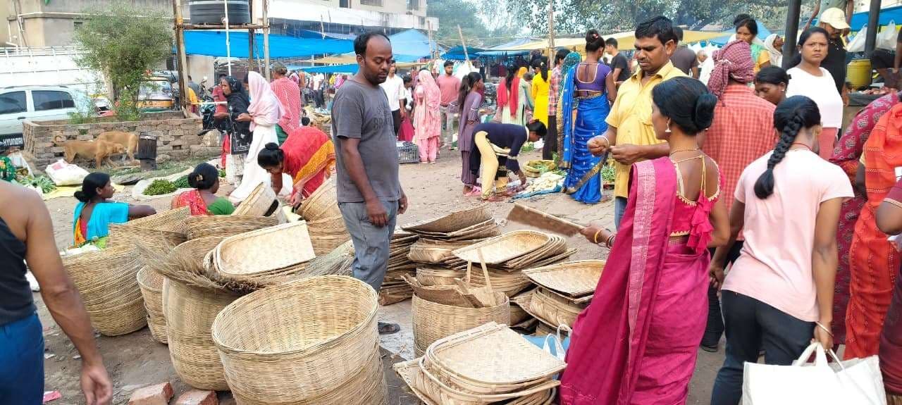 महापर्व को लेकर सूप-दउरा से सजा बाजार