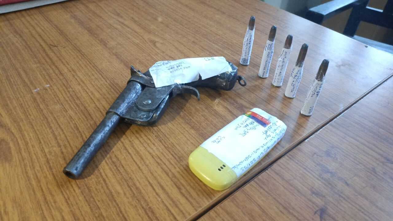 कट्टा और पांच कारतूस के साथ युवक गिरफ्तार, पुलिस कर रही पूछताछ