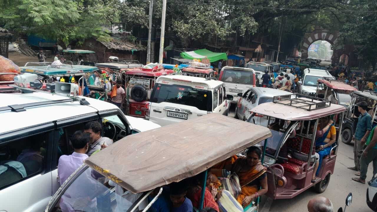 ध्वस्त हो गयी ट्रैफिक व्यवस्था, महाजाम में छठव्रतियों के साथ आम लोग हुए परेशान