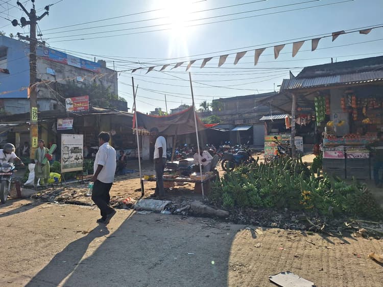 महापर्व छठ की तैयारी में जुटे लोग