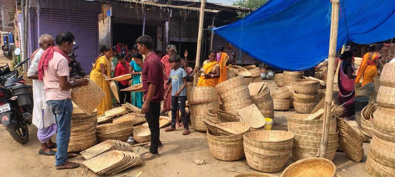 बांस के बने सूप और दउरा की बिक्री में बढ़ोत्तरी