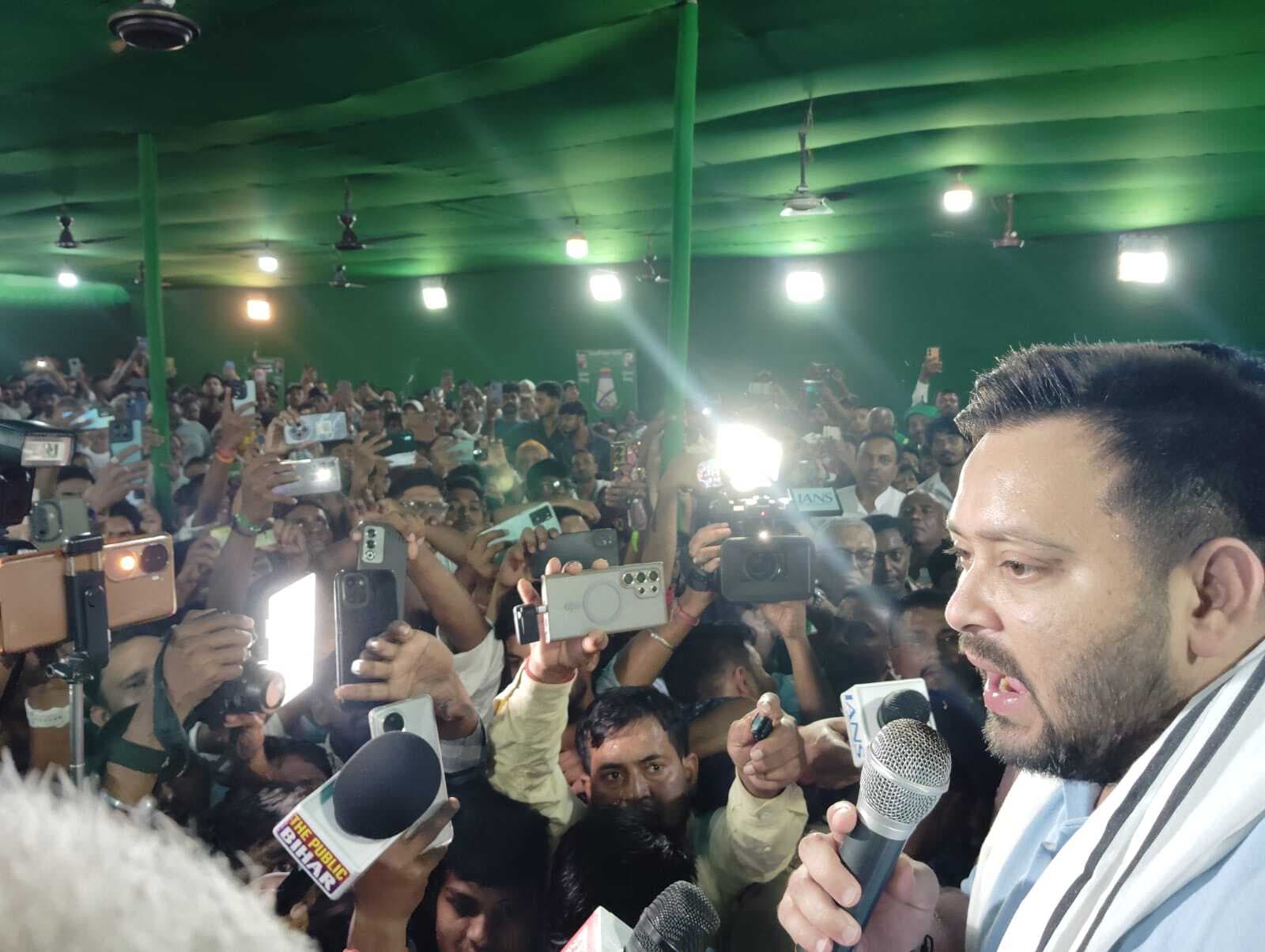 hajipur news. हमारी घोषण का ही परिणाम है कि सेविकाओं, टोला सेवकों, विकास मित्रों व रसोइयों का मानदेय हुआ दुगना : तेजस्वी