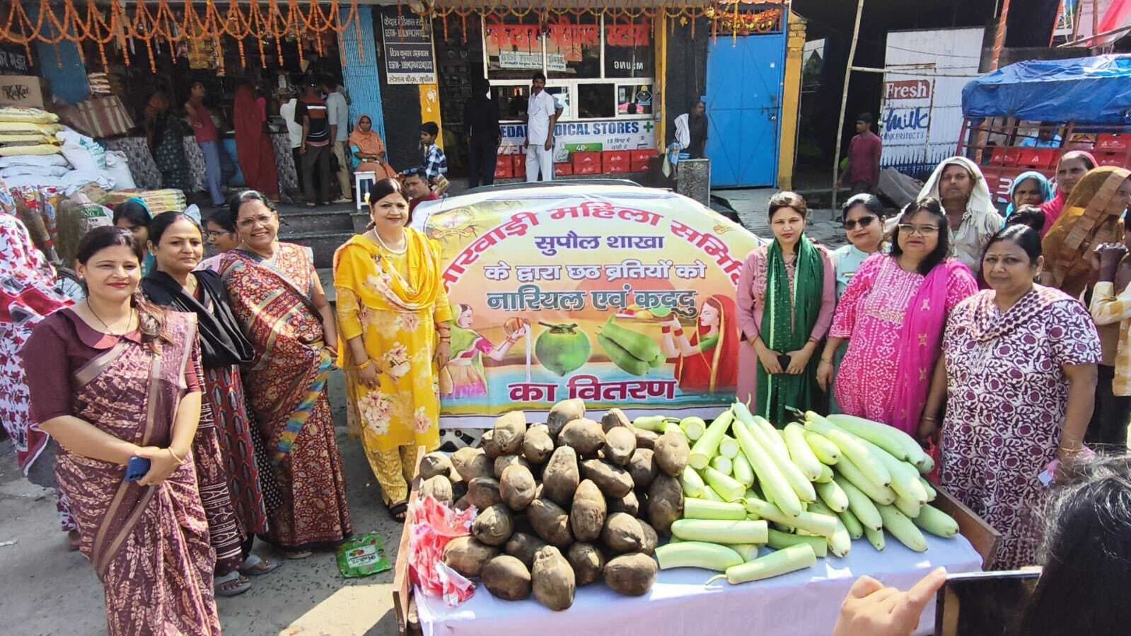 छठ व्रतियों के बीच कद्दू व नारियल का किया गया वितरण