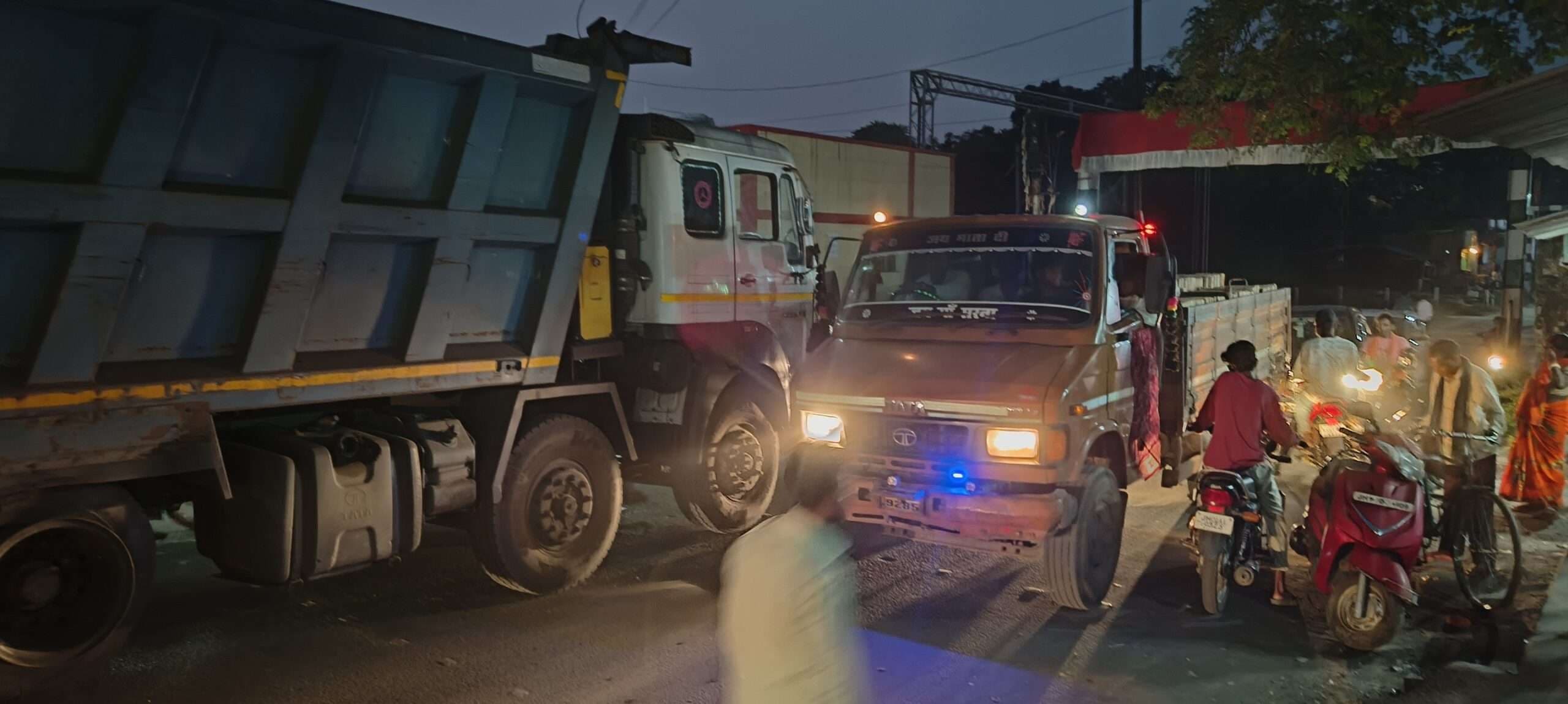 रेलवे फाटक बंद रहने से परेशानी, आरओबी निर्माण की मांग