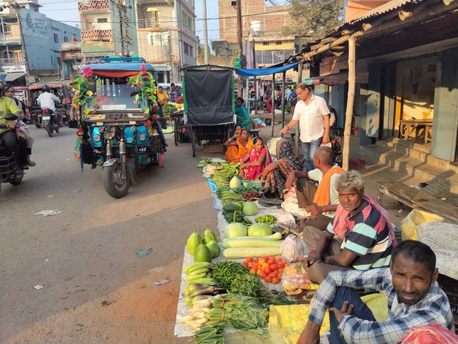 चार दिवसीय महापर्व छह आज से शुरू, पूजन सामग्री की खरीदारी के लिए बाजारों में उमड़े श्रद्धालु