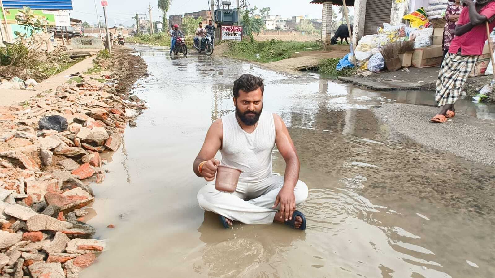 समाजसेवी ने नाले में कीचड़ स्नान कर जताया विरोध