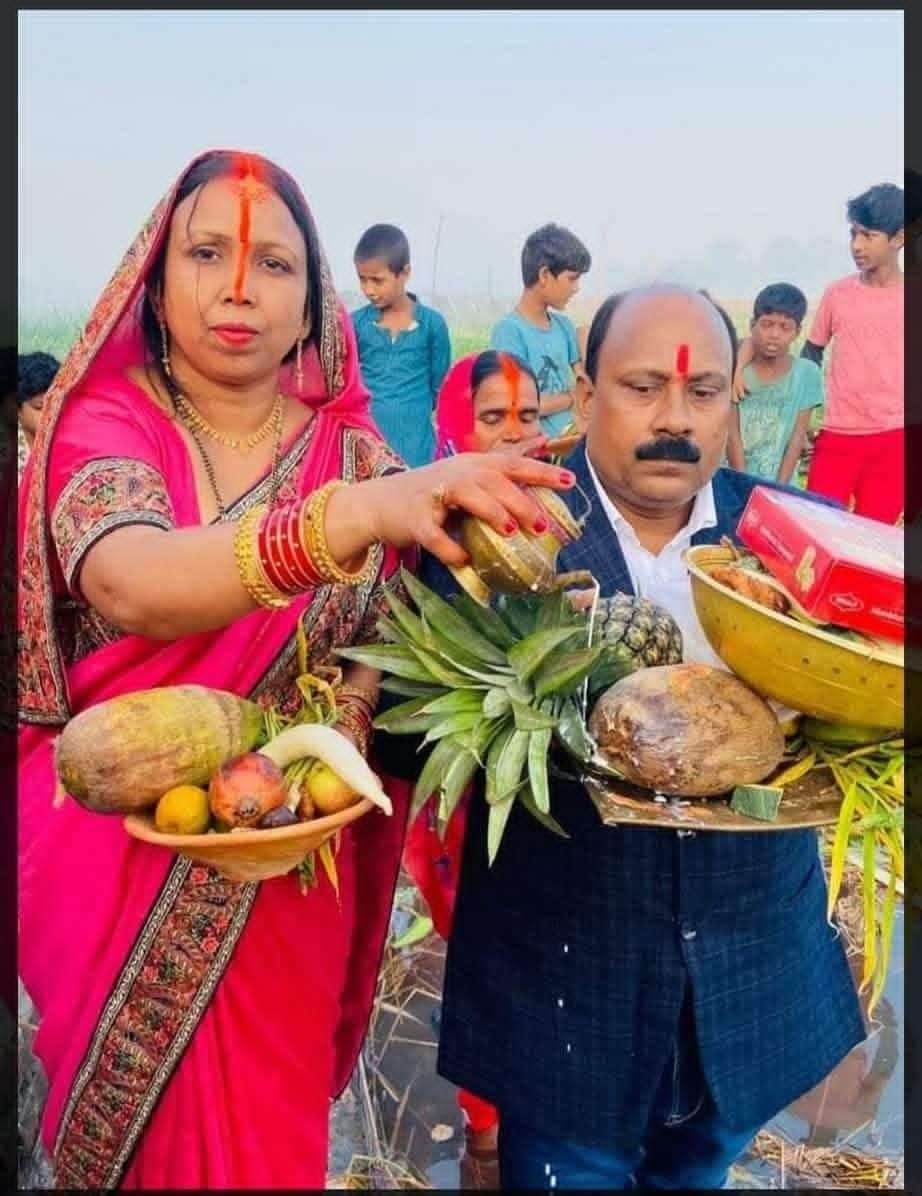 Motihari: छठी मइया ने घाव ठीक किया, तो शुरू किया व्रत-36 साल से राजेश्वर प्रसाद कर रहे हैं छठ का व्रत -बचपन में छठ व्रत के लिए रखे पैसे खर्च करने पर मां ने पिटाई की थीतुरकौलिया (पूचं). तुरकौलिया पूर्वी पंचायत के कवलपुर के राजेश्वर प्रसाद 36 वर्षों से छठ का व्रत करते आ रहे हैं. राजेश्वर ने बताया कि जब वह 10 वर्ष के थे, तो उनकी मां छठ व्रत के लिए पांच घरों से भिक्षा मांगकर लाई थी. पांच घरों से भिक्षा में रुपये मिले थे. रुपये को मां घर में रखी थी. ताकि छठ का सामान खरीद सकें. मां को रुपये रखते उसने देख लिया था. रुपये को निकाल उसने खर्च कर दिया. जब मां सामान खरीदने के लिए पैसा निकालने गई तो पैसा नहीं था. मां ने पैसा के बारे में पूछा, तो उन्होंने बताया कि पैसा खर्च कर दिए. मां ने गुस्सा होकर उसकी पिटाई की थी. छठ व्रत के पांच दिन पहले उसके पैर में बड़ा घाव निकल गया. बहुत दवा सूई के बाद घाव ठीक नहीं हो रहा था. दिन बीतते गये. एक दिन उसकी मां रात में ोई हुई थी. सपने में छठी मईया आईं और बोलीं कि तुम अपने पुत्र से छठ का व्रत कराओ. छठ व्रत करने से उसका घाव ठीक हो जाएगा. मां ने जब सुबह में घर वालों से सपने के बारे में बताया, तो सब लोग हैरान थे. उसके अगले साल से पांच साल तक उन्होंने भूखे प्यासे रहकर बैरिया छठ घाट तक दंड (भुईपरी) दिया. सुबह शाम को घंटों तक पानी में खड़े रहे. ऐसा करने से उनके पैर का घाव ठीक हो गया. इसके बाद वह लगातार 1988 से छठ व्रत करते आ रहे हैं. उन्होंने बताया कि जब से वे छठ का व्रत कर रहे हैं, तब से घर के सभी लोग सुखी सम्पन्न हैं. आज उन्हें किसी प्रकार की कोई दिक्कत नहीं है.