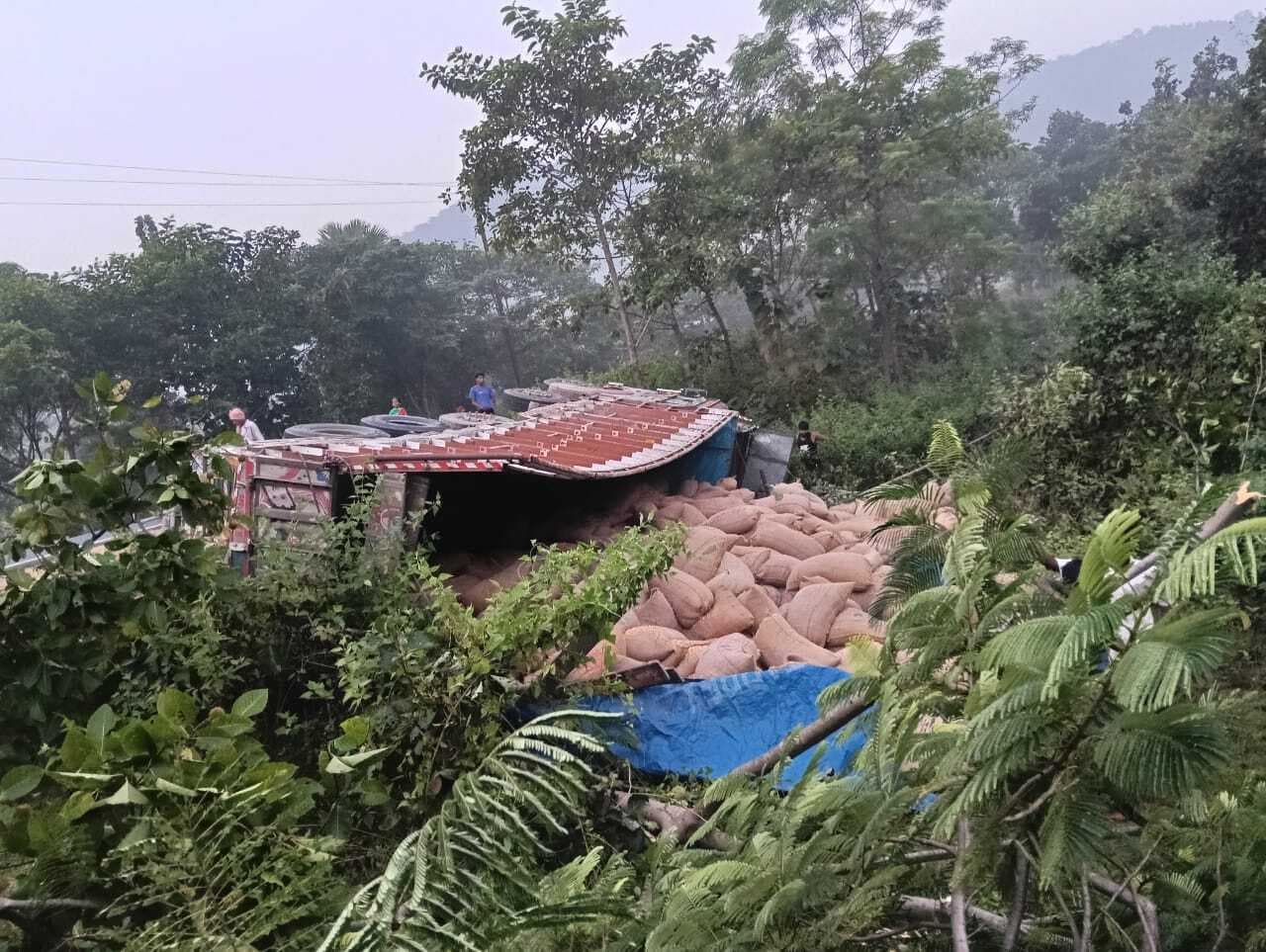 गोलबंधा पहाड़ के पास ट्रक गड्ढे में गिरा, चालक जख्मी