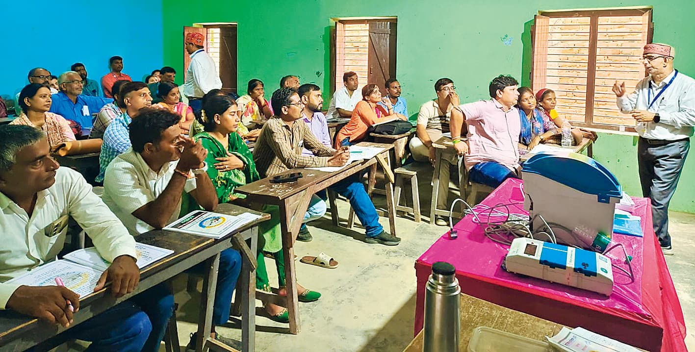 Gopalganj News : जिले के सभी मतदान केंद्रों पर दिया गया लाइव वेबकास्टिंग कराने का प्रशिक्षण