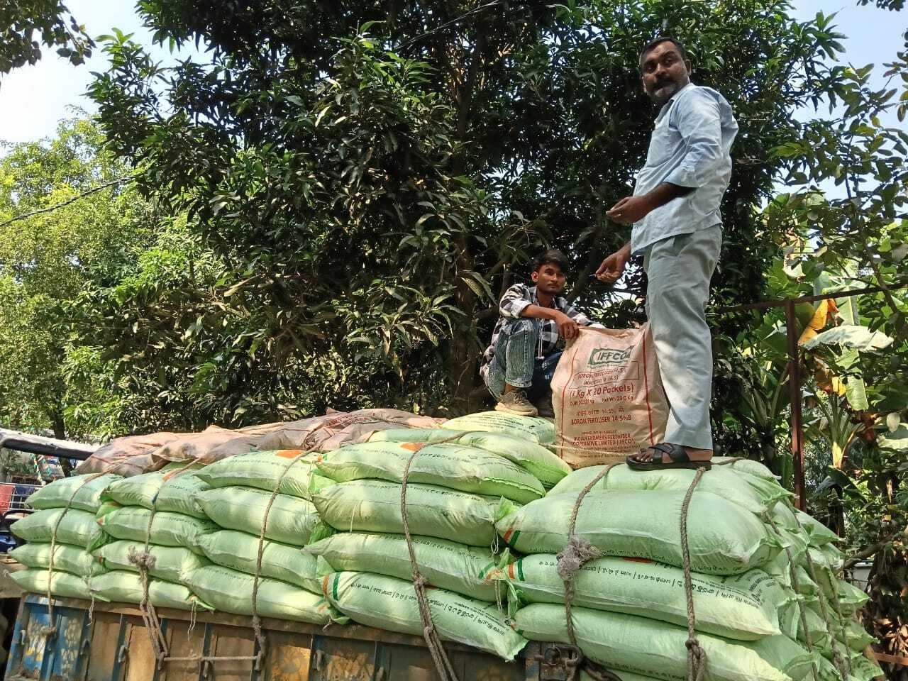 महानंदा बांध के पास 7.5 एमटी डीएपी व तीन क्विंटल बोरोन जब्त